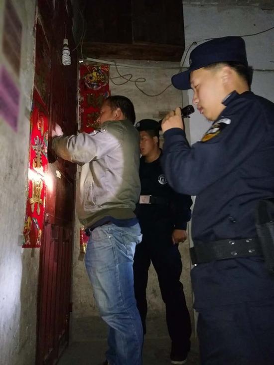 哈尔滨粗心妈妈误将幼女锁家中 民警全城寻开锁师傅开门